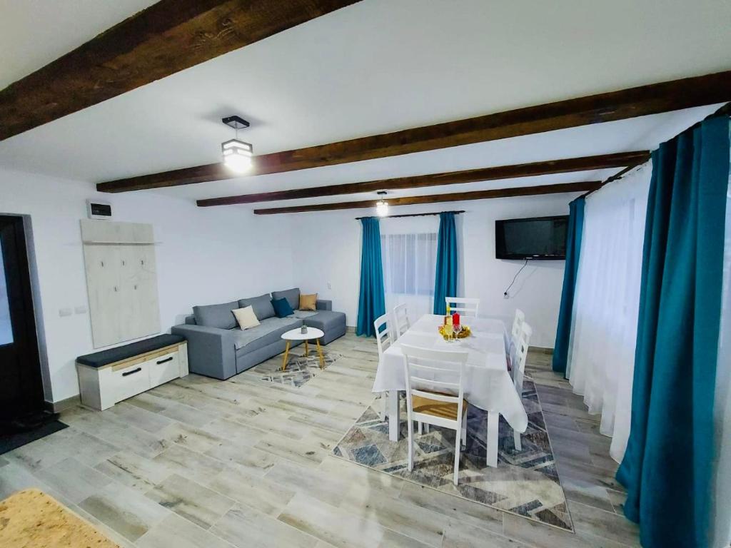 2 Apartamente și 1 Cameră