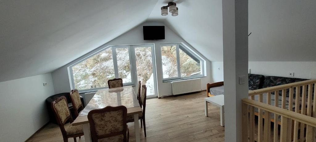 Living spațios cu terasă